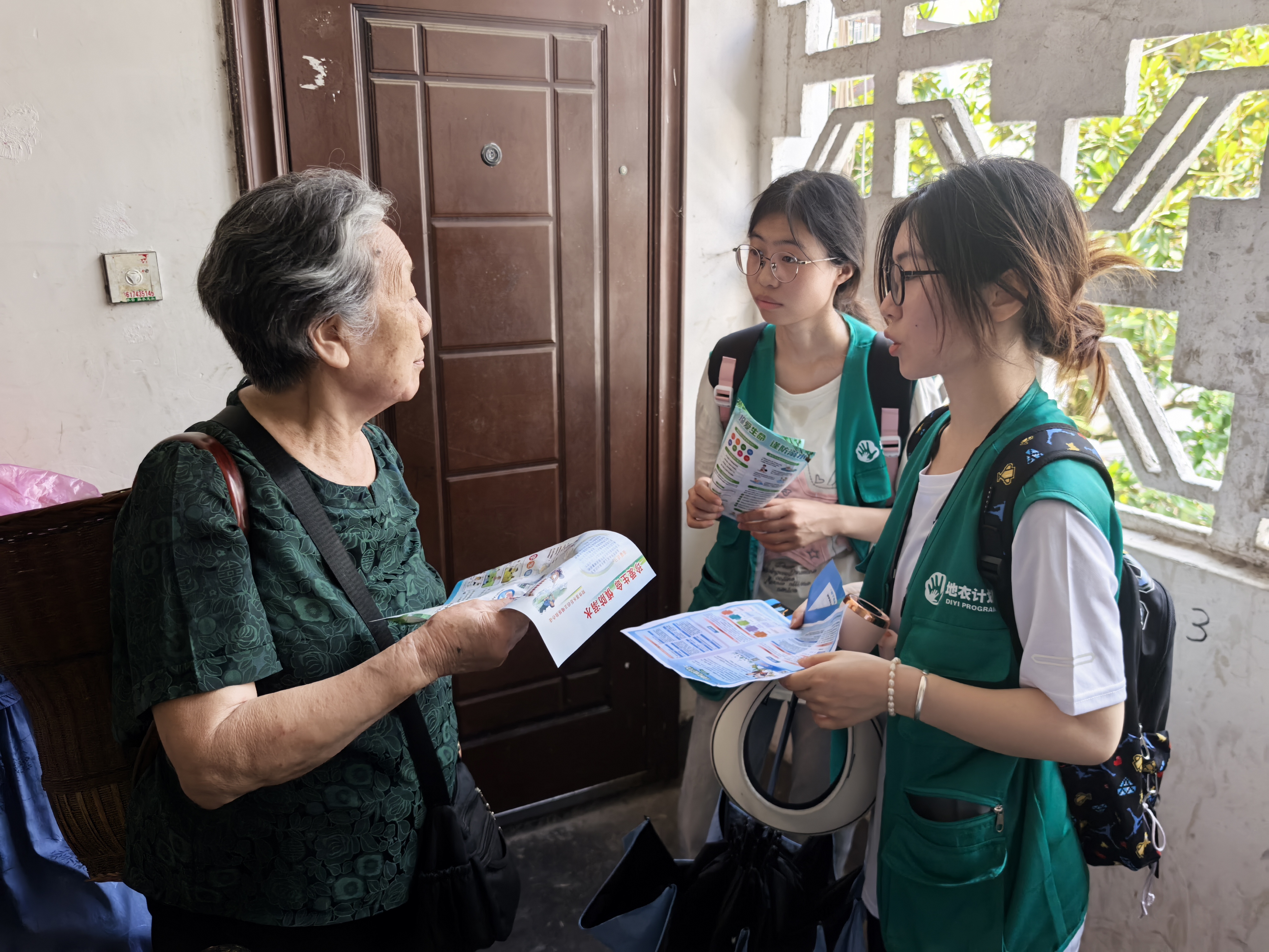 图为入户宣讲2 周欣欢摄.jpg