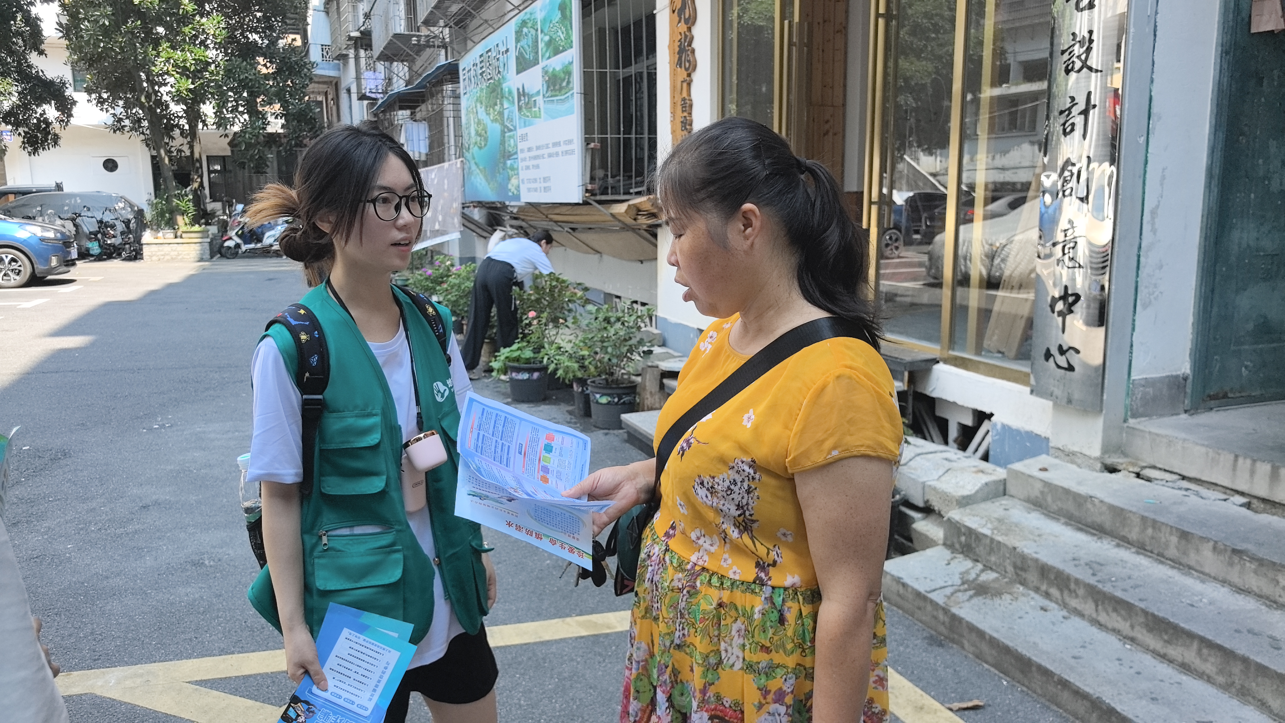 图为入户宣讲1 周欣欢摄.jpg