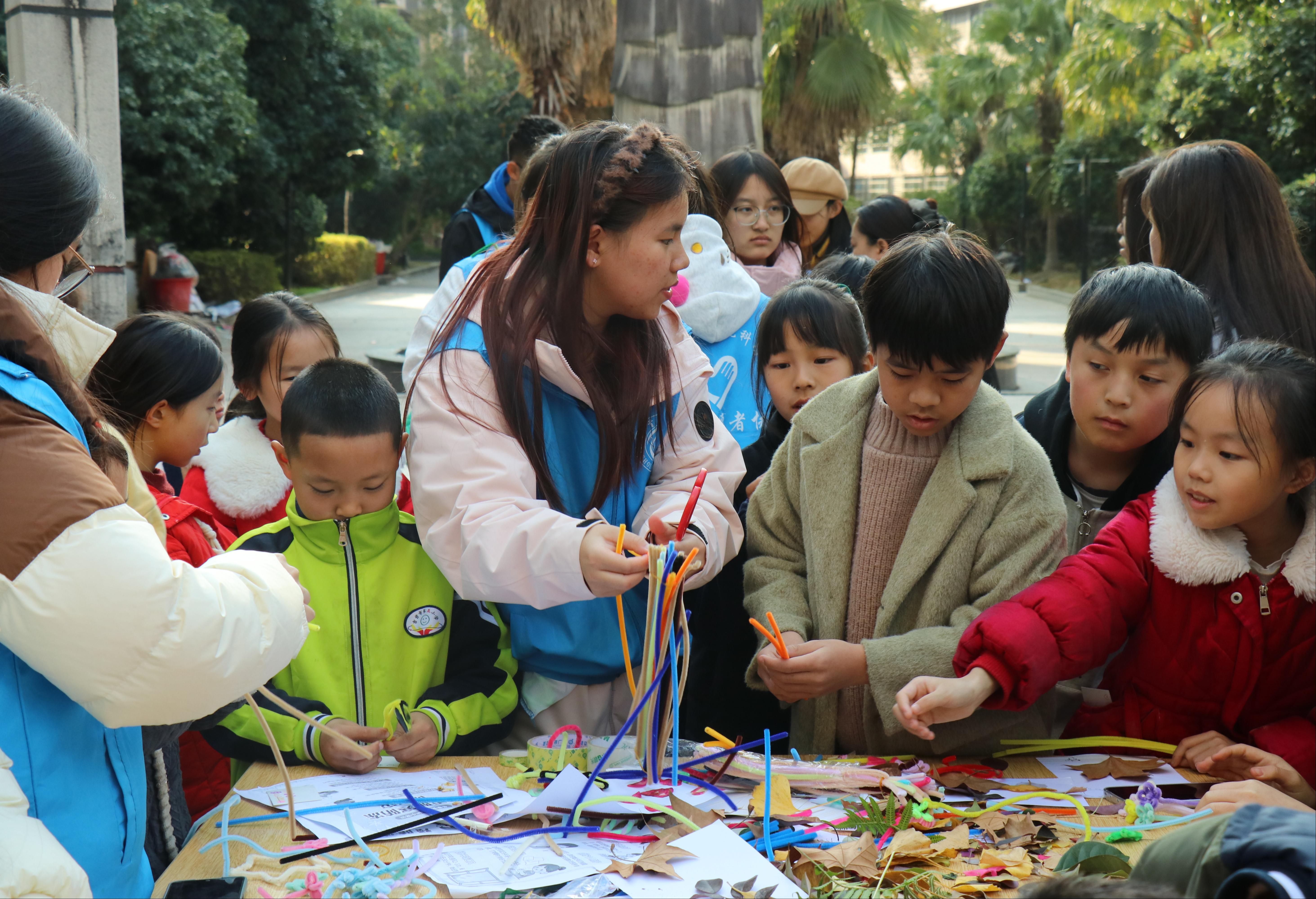 图为“扭扭棒花朵制作”活动现场1.jpg